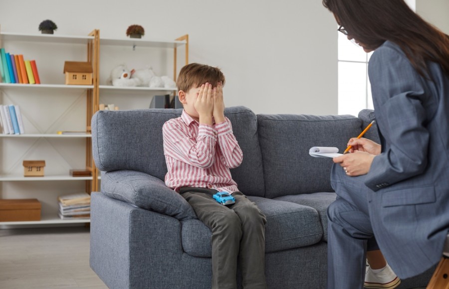 Quels professionnels de la santé peuvent aider à établir un diagnostic de phobie scolaire ?