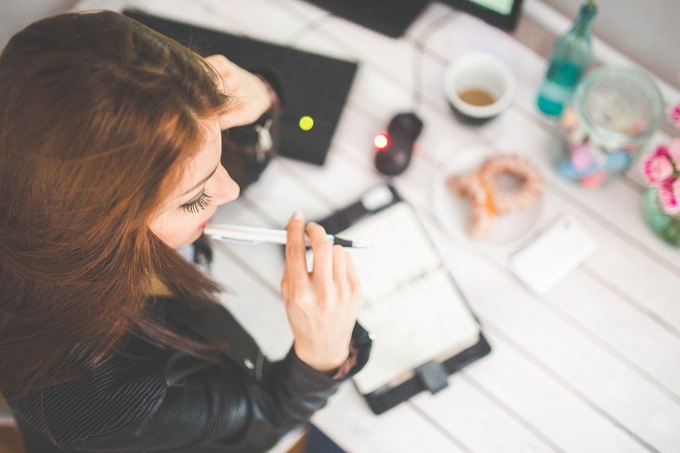 Job étudiant sur Paris : quelles entreprises recrutent ?